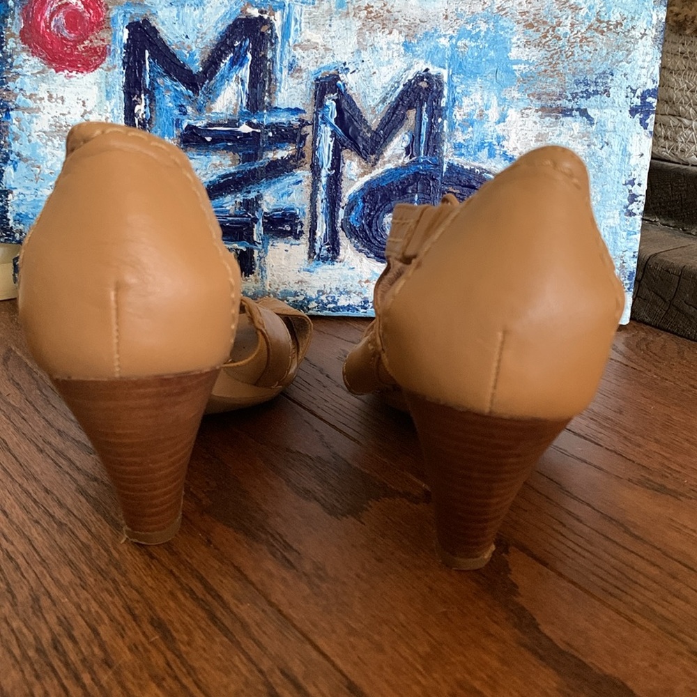 be Comfortable Blondo Heeled Sandals Tan Leather Peep Toe Sz 8M - Picture 10 of 16